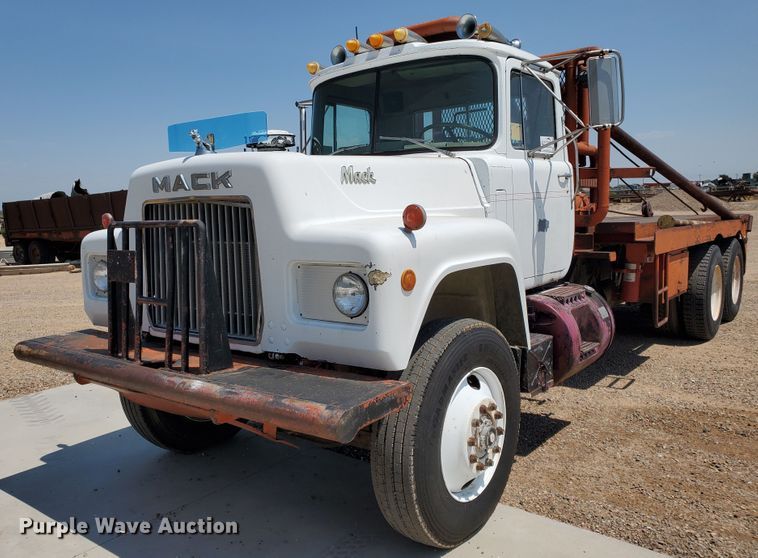 image for item DD0385 1981 Mack  winch truck