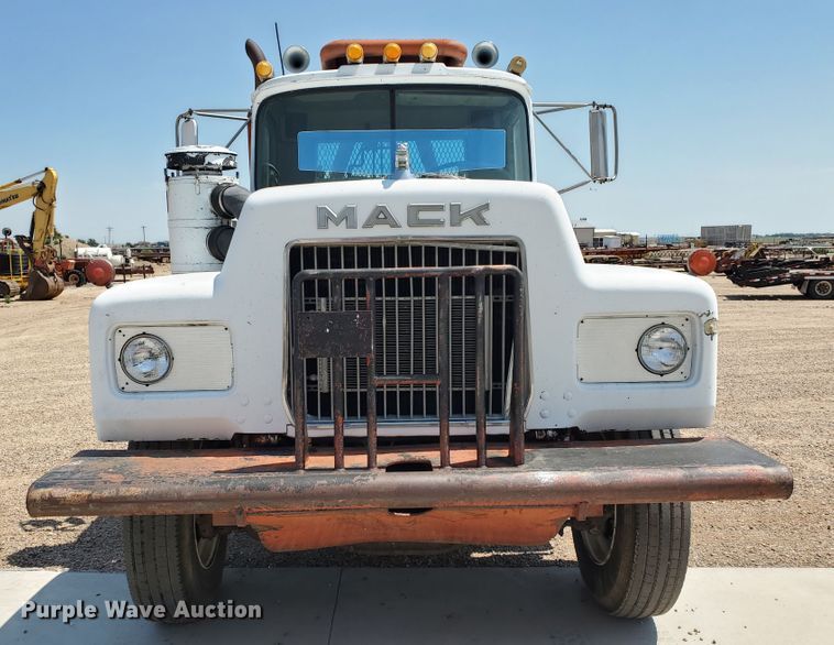 image for item DD0385 1981 Mack  winch truck
