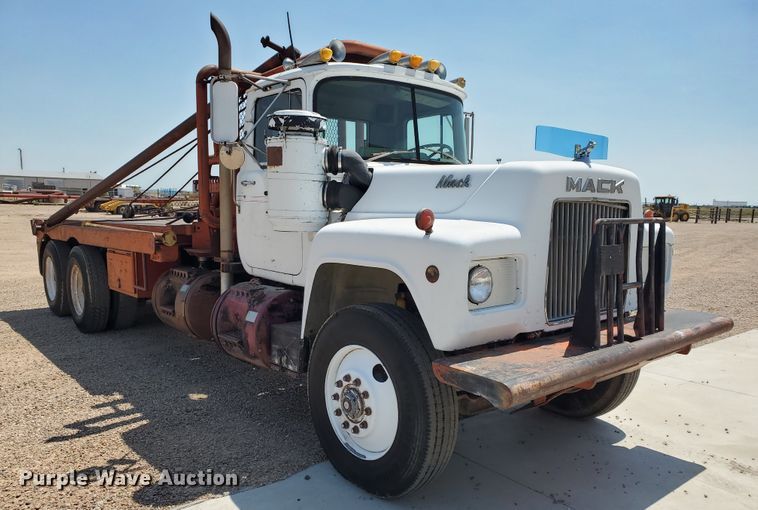 image for item DD0385 1981 Mack  winch truck