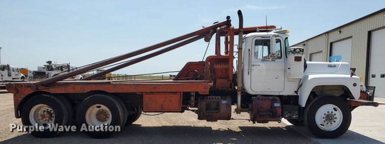 image for item DD0385 1981 Mack  winch truck