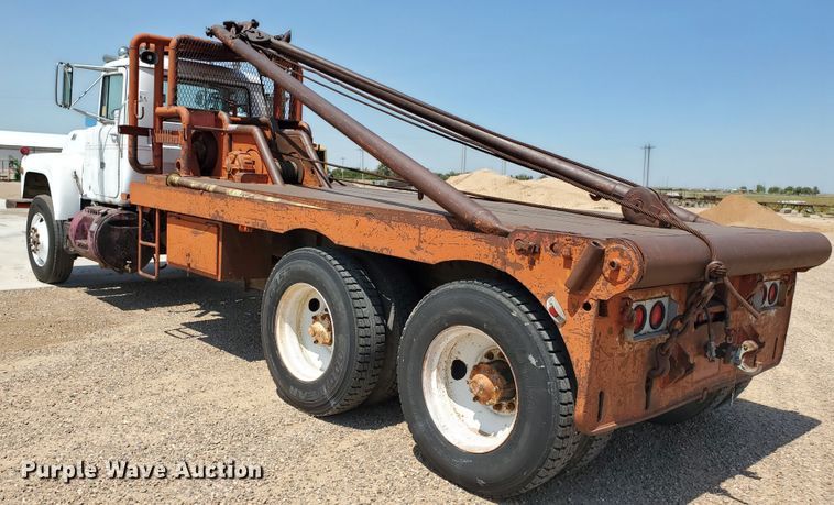 image for item DD0385 1981 Mack  winch truck