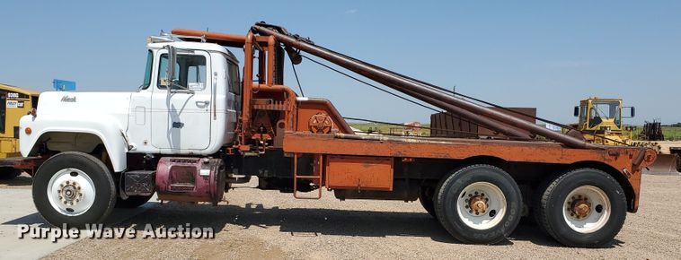 image for item DD0385 1981 Mack  winch truck