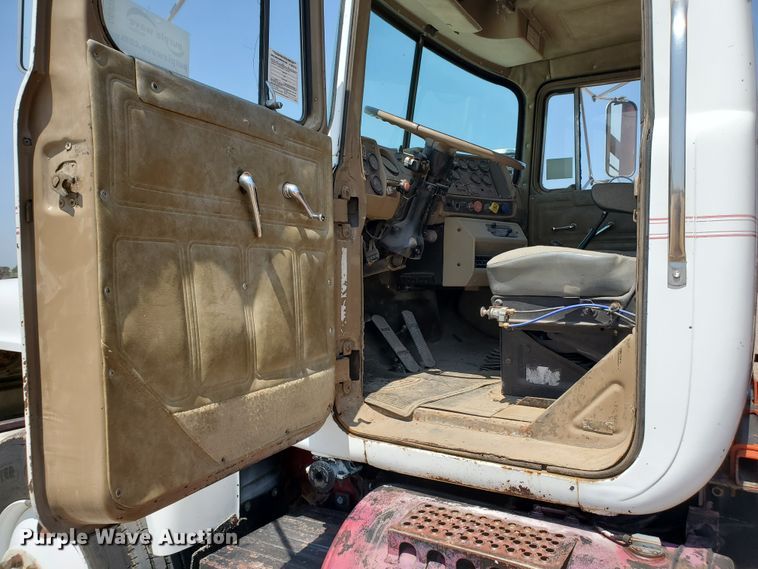 image for item DD0385 1981 Mack  winch truck