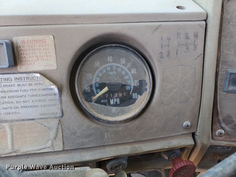 image for item DD0385 1981 Mack  winch truck