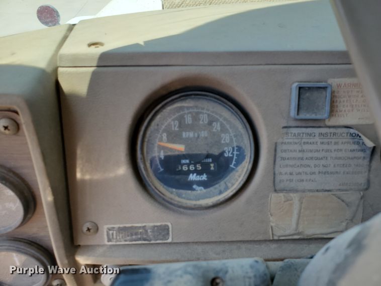 image for item DD0385 1981 Mack  winch truck