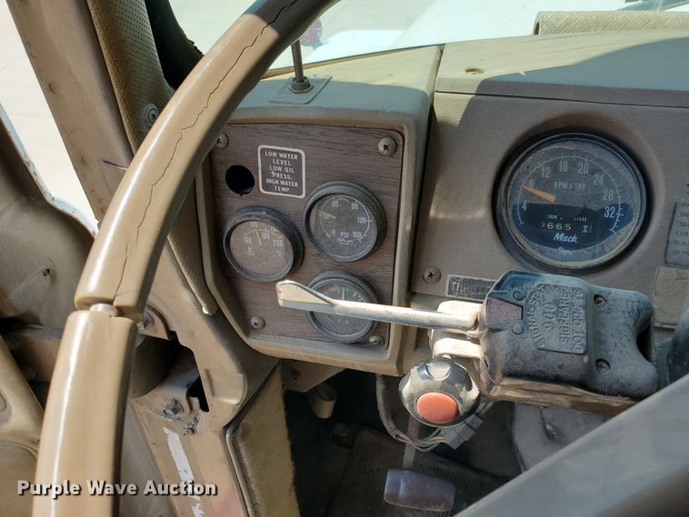 image for item DD0385 1981 Mack  winch truck