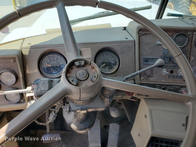 image for item DD0385 1981 Mack  winch truck