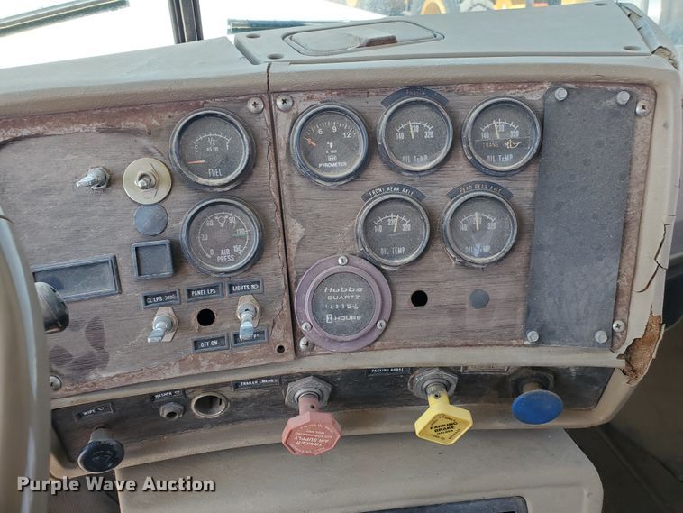 image for item DD0385 1981 Mack  winch truck