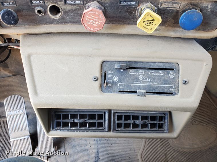 image for item DD0385 1981 Mack  winch truck