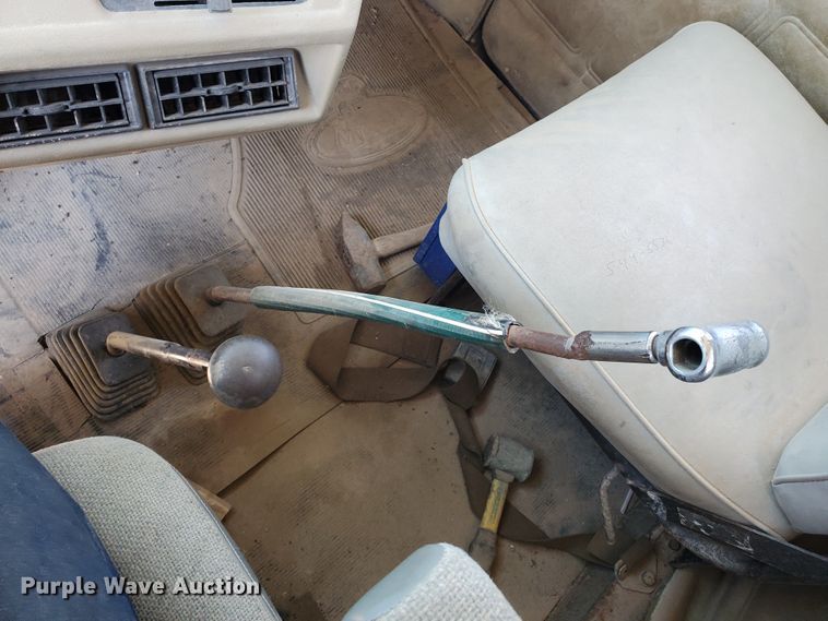 image for item DD0385 1981 Mack  winch truck