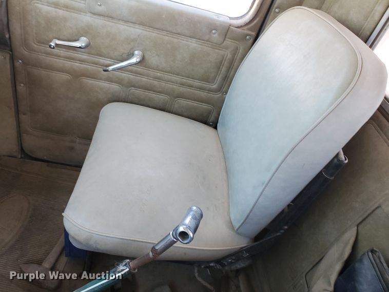 image for item DD0385 1981 Mack  winch truck