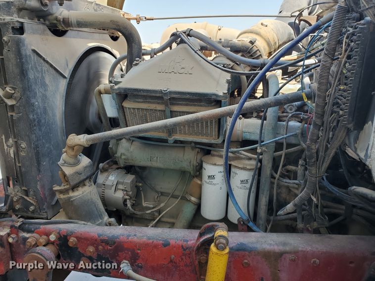 image for item DD0385 1981 Mack  winch truck