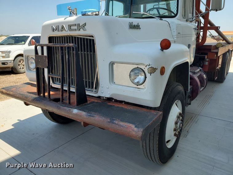 image for item DD0385 1981 Mack  winch truck