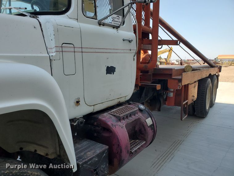 image for item DD0385 1981 Mack  winch truck