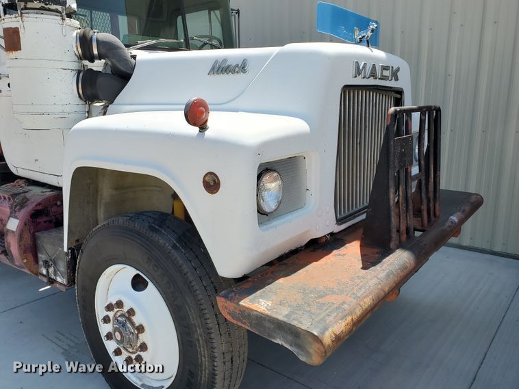 image for item DD0385 1981 Mack  winch truck