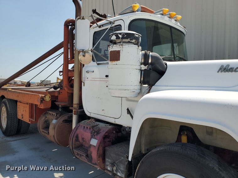 image for item DD0385 1981 Mack  winch truck