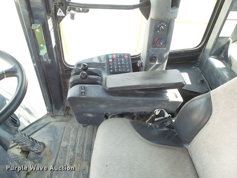 image for item DF0868 2012 John Deere 744K  wheel loader