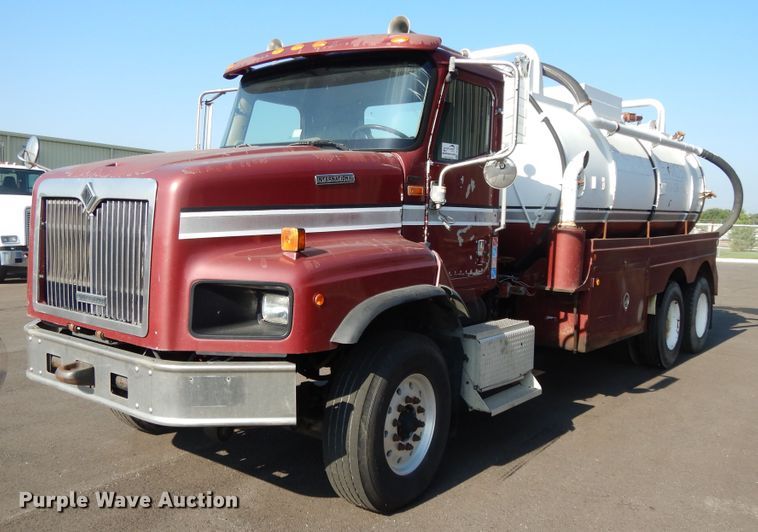 image for item DF5301 2001 International 5600i  vacuum truck