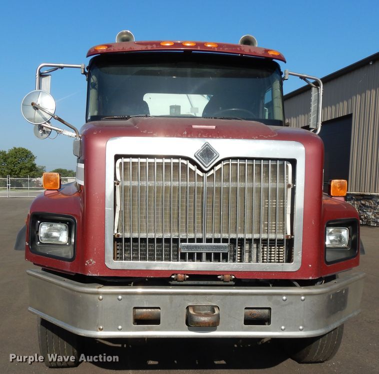 image for item DF5301 2001 International 5600i  vacuum truck
