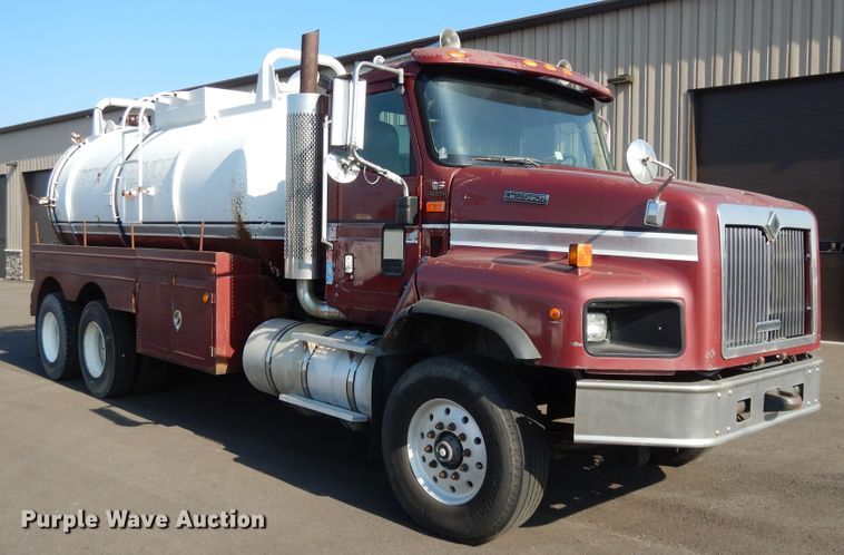 image for item DF5301 2001 International 5600i  vacuum truck