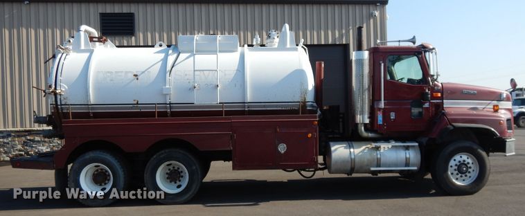 image for item DF5301 2001 International 5600i  vacuum truck