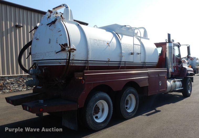 image for item DF5301 2001 International 5600i  vacuum truck