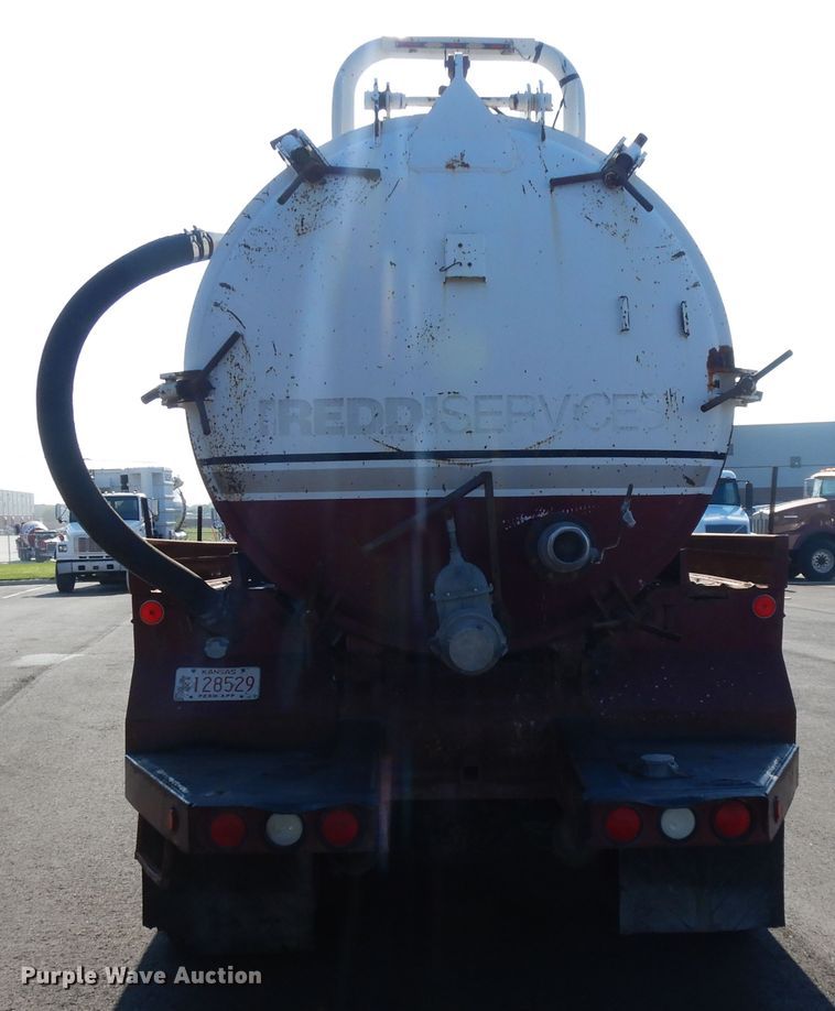 image for item DF5301 2001 International 5600i  vacuum truck