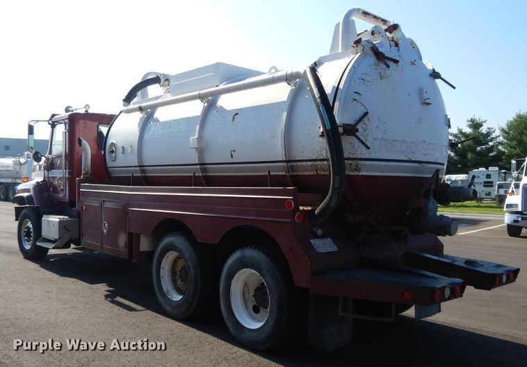 image for item DF5301 2001 International 5600i  vacuum truck