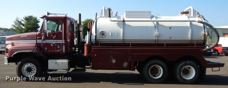 image for item DF5301 2001 International 5600i  vacuum truck