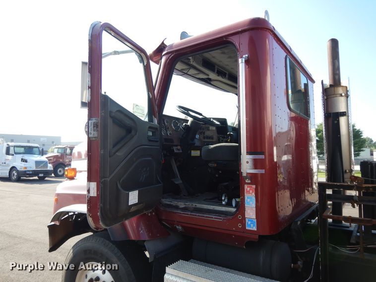 image for item DF5301 2001 International 5600i  vacuum truck