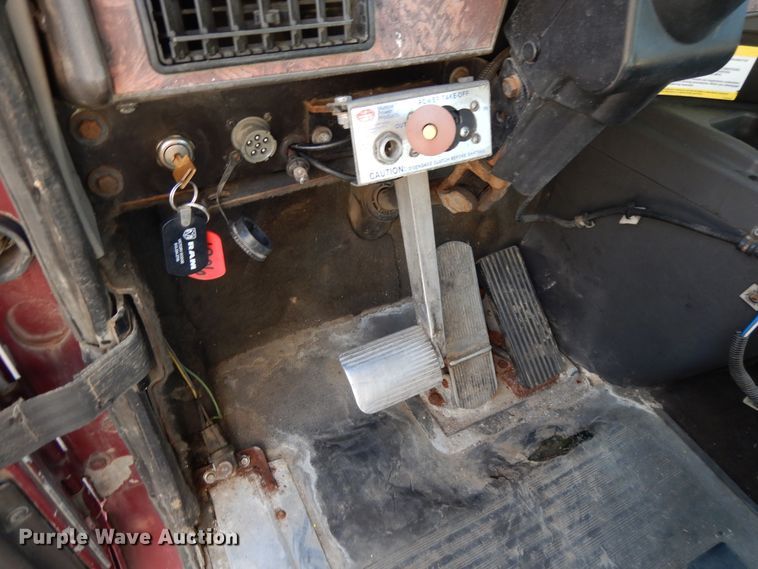 image for item DF5301 2001 International 5600i  vacuum truck