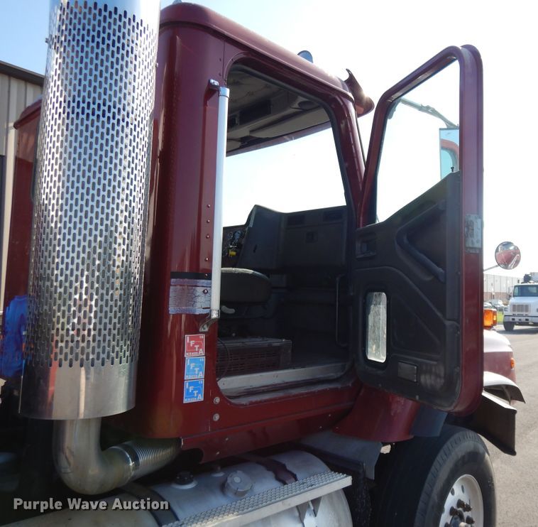 image for item DF5301 2001 International 5600i  vacuum truck