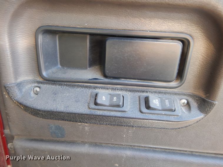 image for item DF5301 2001 International 5600i  vacuum truck