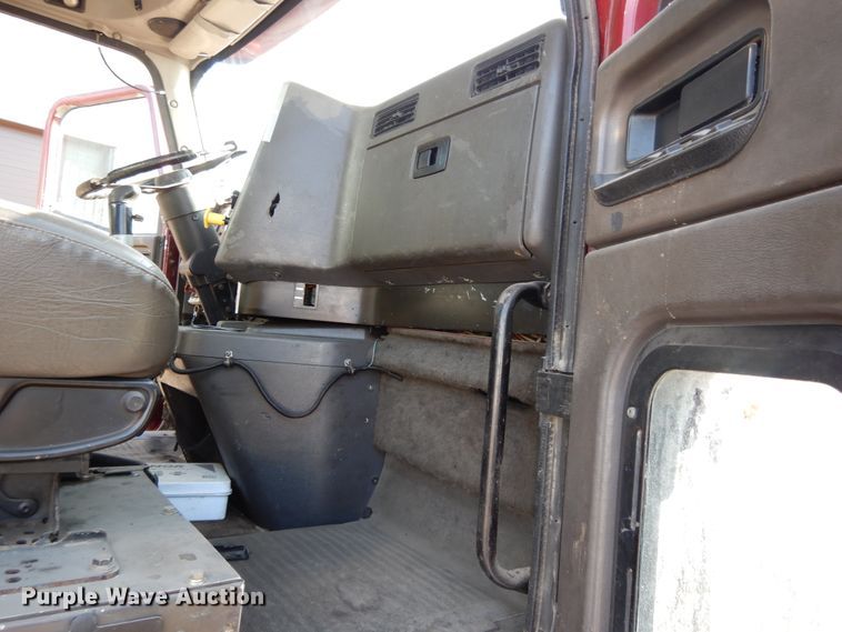 image for item DF5301 2001 International 5600i  vacuum truck