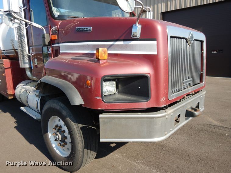 image for item DF5301 2001 International 5600i  vacuum truck