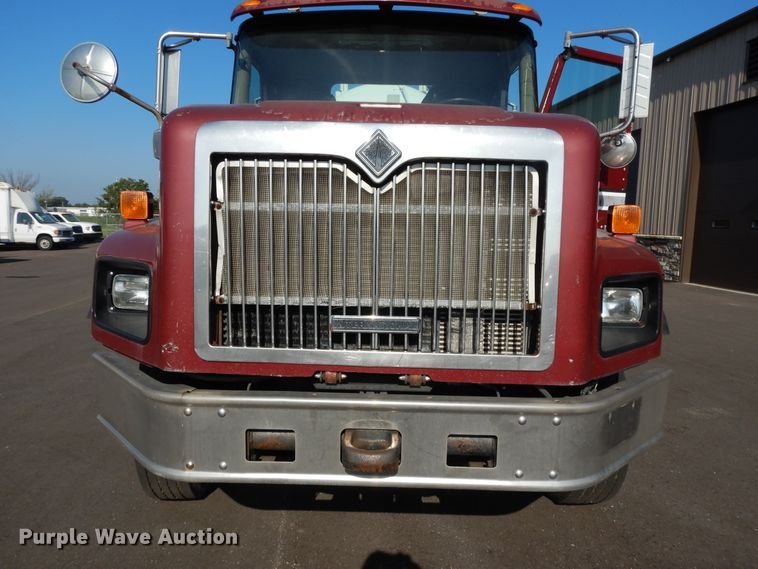 image for item DF5301 2001 International 5600i  vacuum truck