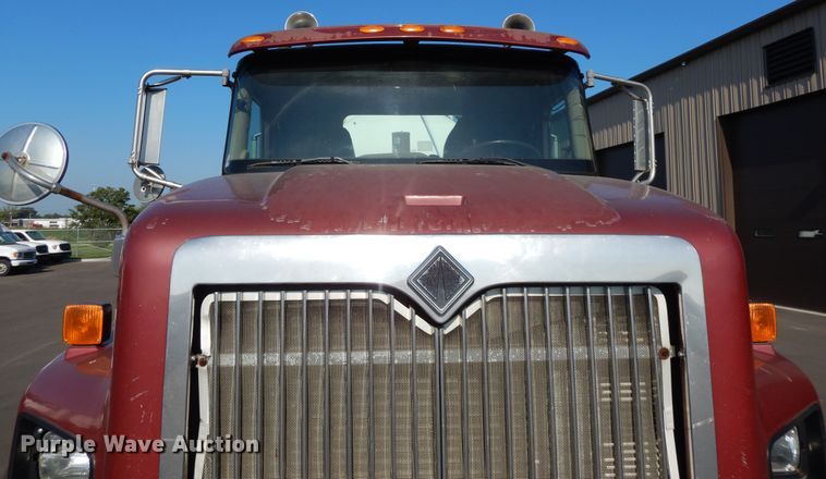 image for item DF5301 2001 International 5600i  vacuum truck