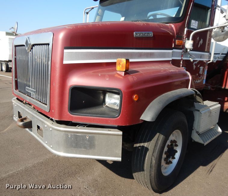 image for item DF5301 2001 International 5600i  vacuum truck