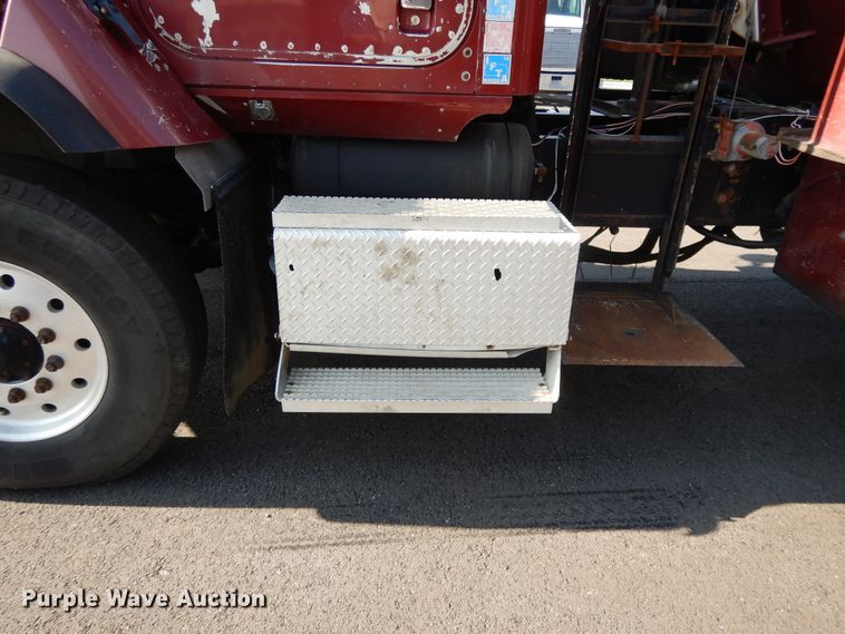 image for item DF5301 2001 International 5600i  vacuum truck