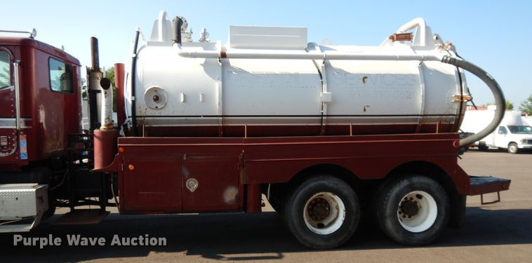 image for item DF5301 2001 International 5600i  vacuum truck