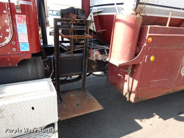 image for item DF5301 2001 International 5600i  vacuum truck