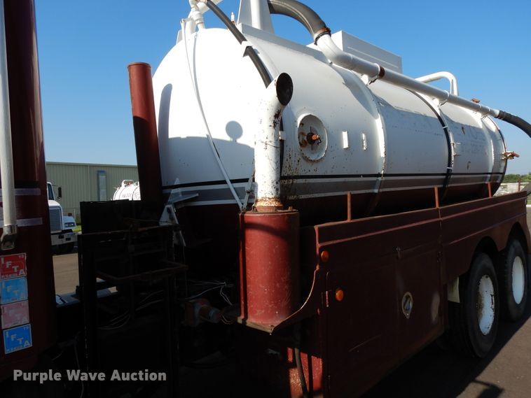 image for item DF5301 2001 International 5600i  vacuum truck