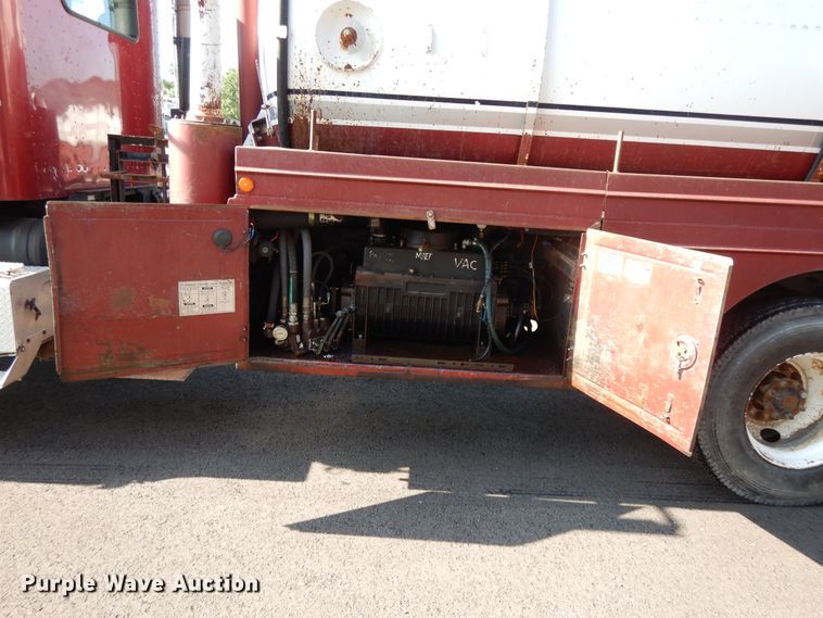 image for item DF5301 2001 International 5600i  vacuum truck