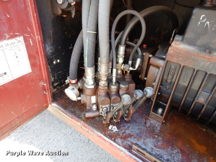 image for item DF5301 2001 International 5600i  vacuum truck