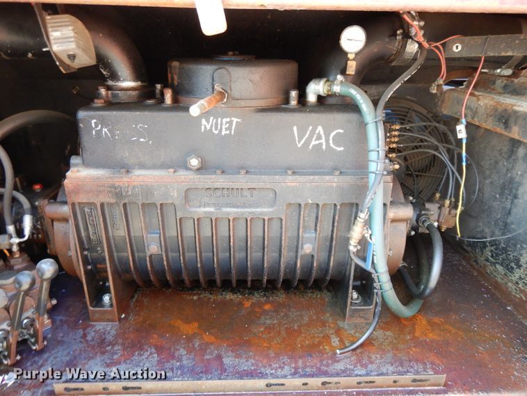 image for item DF5301 2001 International 5600i  vacuum truck