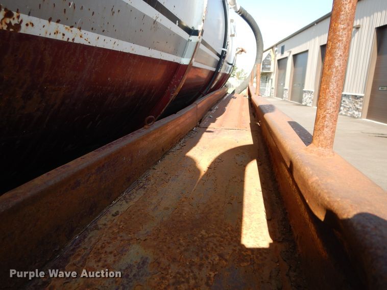 image for item DF5301 2001 International 5600i  vacuum truck