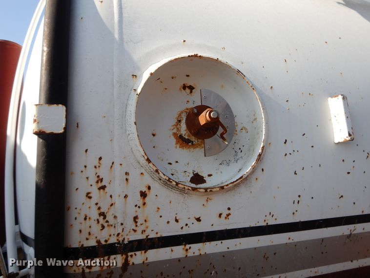 image for item DF5301 2001 International 5600i  vacuum truck