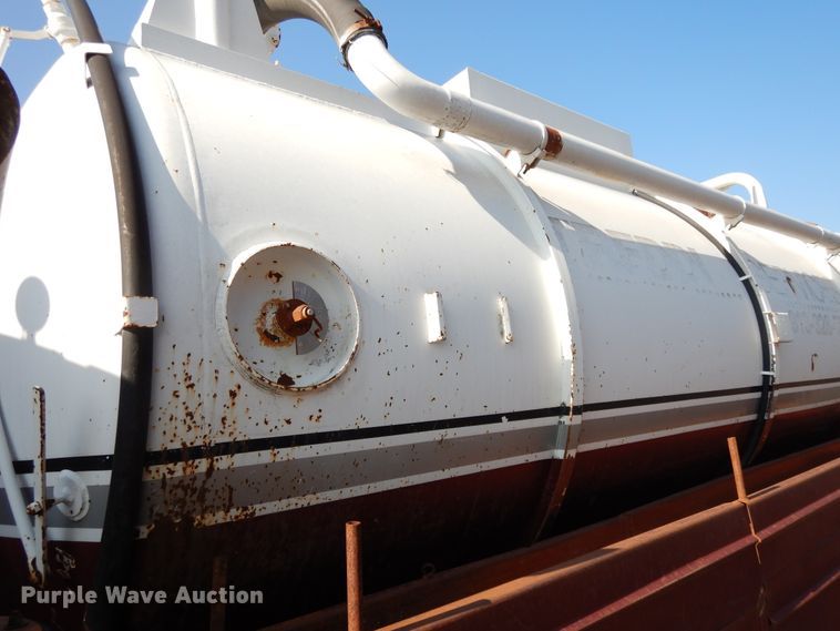 image for item DF5301 2001 International 5600i  vacuum truck