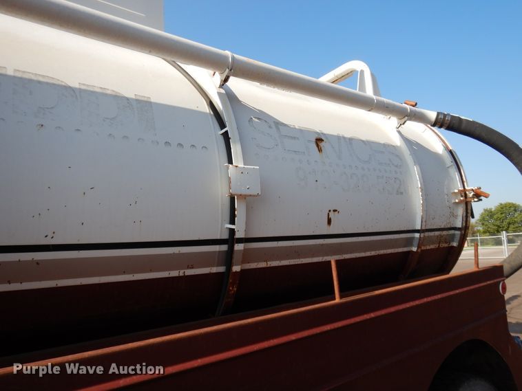 image for item DF5301 2001 International 5600i  vacuum truck