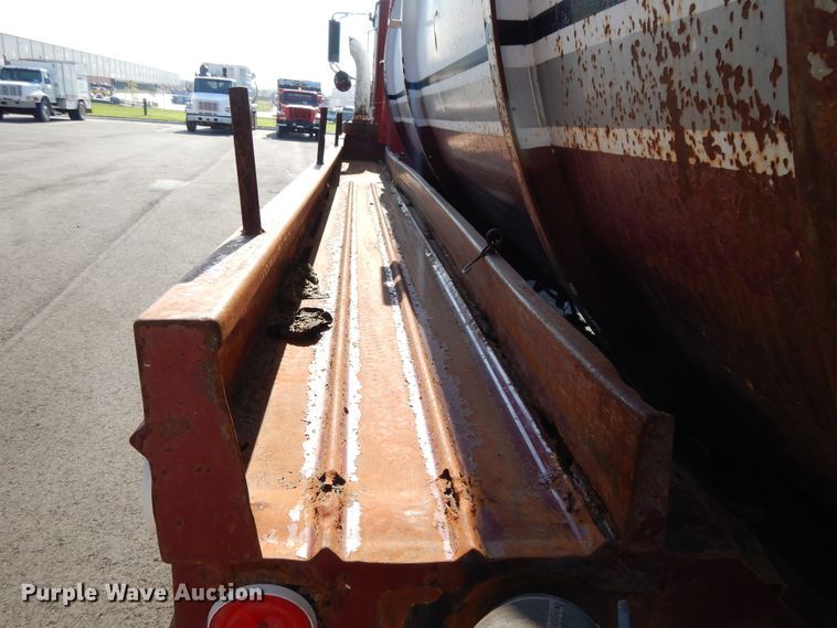 image for item DF5301 2001 International 5600i  vacuum truck